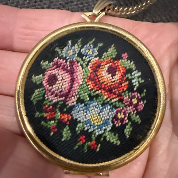 Avon Floralpoint locket - Picture 7 of 11